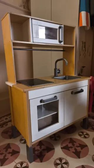 Cocinita IKEA de madera con accesorios