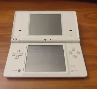 Nintendo DSi Blanca + 12 Juegos + Cargador