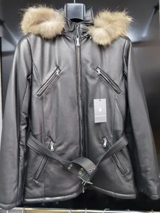 Giubbino in pelle con cappuccio e pelliccia