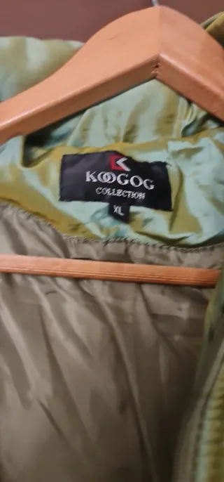 Abrigo verde oliva largo con capucha