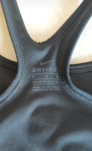 Top deportivo Nike negro