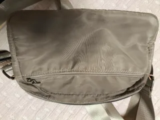 Bolso bandolera beige y gris