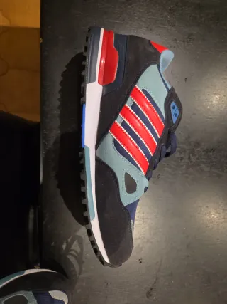 Zapatillas Adidas Azules y Rojas