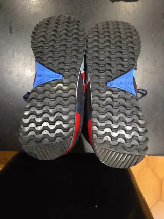 Zapatillas Adidas Azules y Rojas