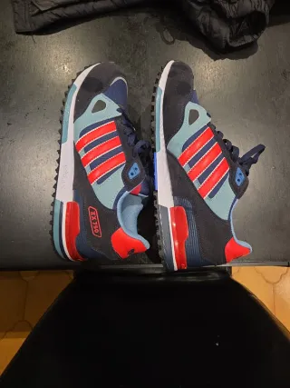 Zapatillas Adidas Azules y Rojas