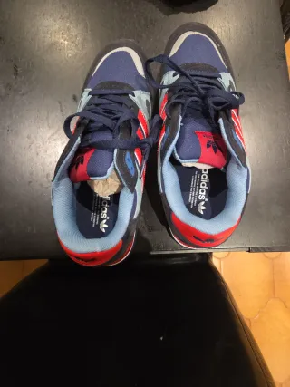 Zapatillas Adidas Azules y Rojas