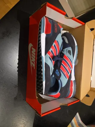 Zapatillas Adidas Azules y Rojas