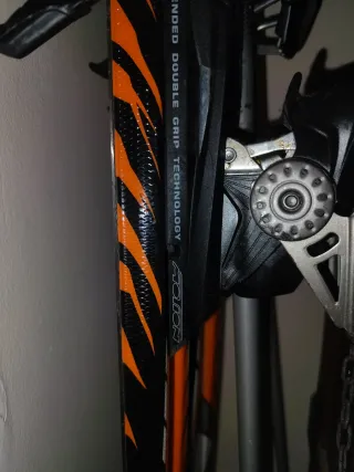 Sci Völkl Racetiger con attacchi