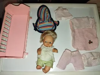 Muñeca Barriguita con cuna y ropa