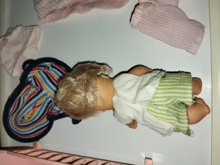 Muñeca Barriguita con cuna y ropa
