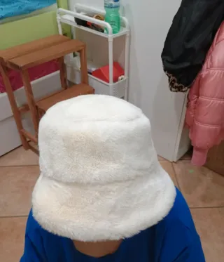 Cappello ecopelliccia bianco