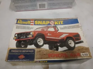 Revell Toyota hylux 4x4 Snap Kit 1/32 slot