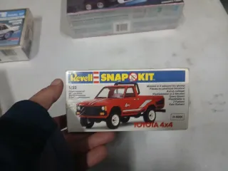 Revell Toyota hylux 4x4 Snap Kit 1/32 slot