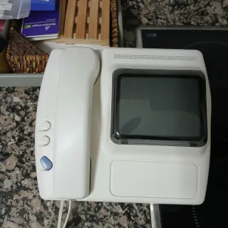 Telefonillo blanco con pantalla