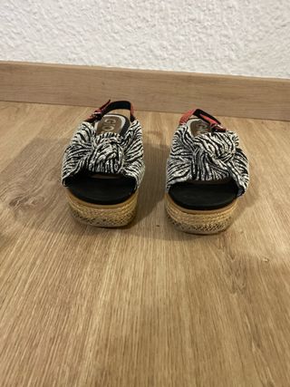 Sandalias GIO cuña estampado cebra