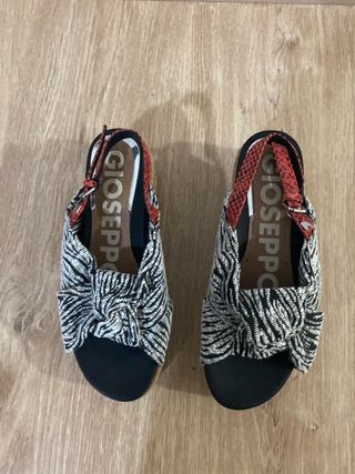 Sandalias GIO cuña estampado cebra
