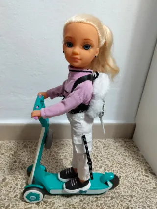 Nancy con patín eléctrico