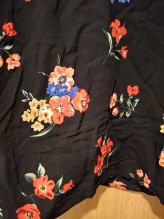 Blusa floral negra con botones