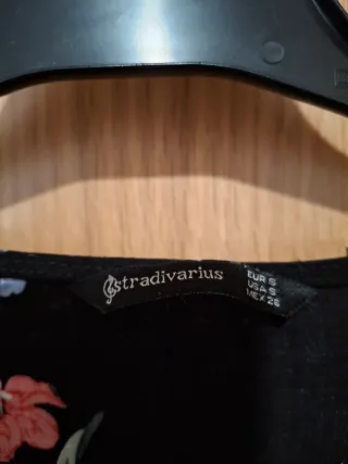 Blusa floral negra con botones