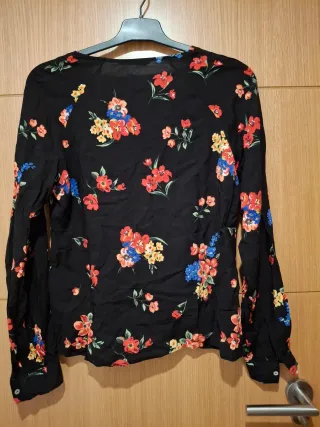 Blusa floral negra con botones
