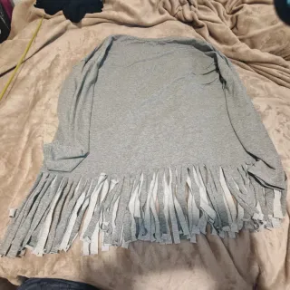 Camiseta gris con flecos talla única