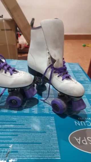 Patines de 4 ruedas blancos y morados