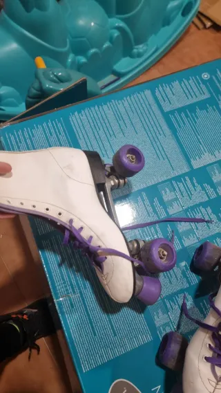 Patines de 4 ruedas blancos y morados