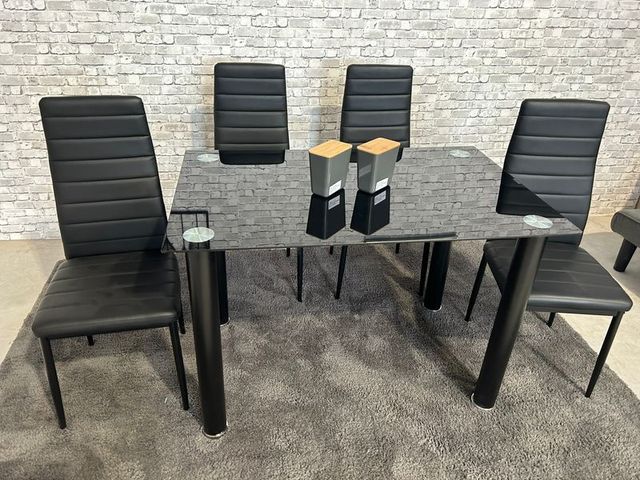 ECONOMICO MESA DE CRISTAL Y SILLAS POLIPIEL 110*70