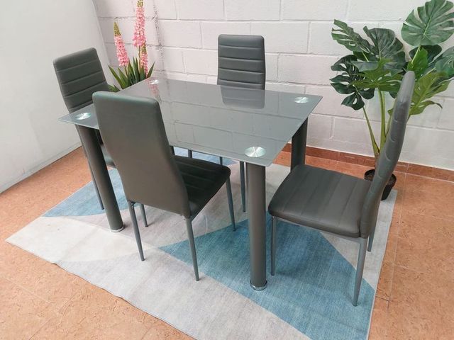 ECONOMICO MESA DE CRISTAL Y SILLAS POLIPIEL 110*70