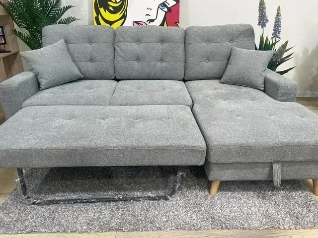 Sofa nuevo con patas de madera
