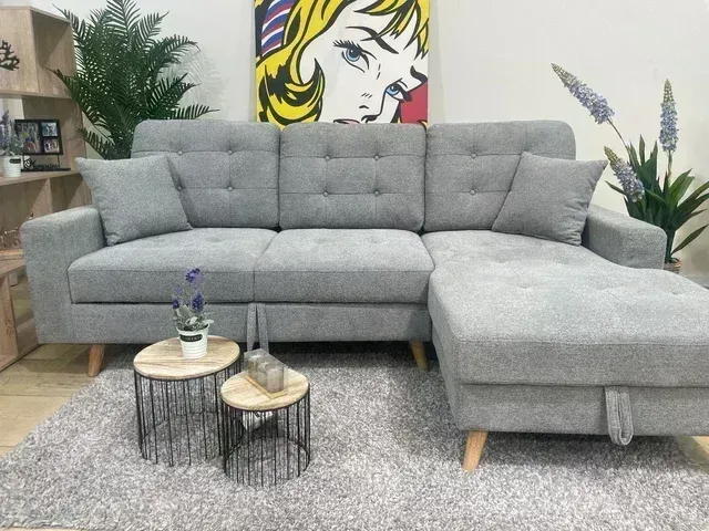 Sofa nuevo con patas de madera
