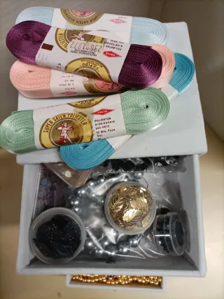 Caja de manualidades vintage con cajones