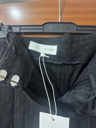 Pantalón recto Zara gris con pinzas