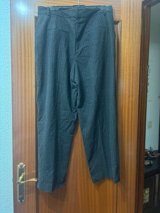 Pantalón recto Zara gris con pinzas