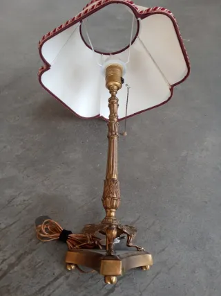 Lámpara de bronce estilo clásico