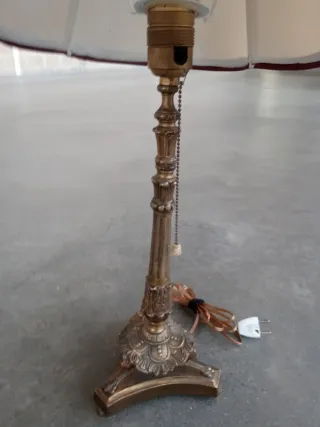 Lámpara de bronce estilo clásico