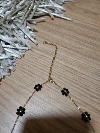 Colar aço dourado com flores pretas