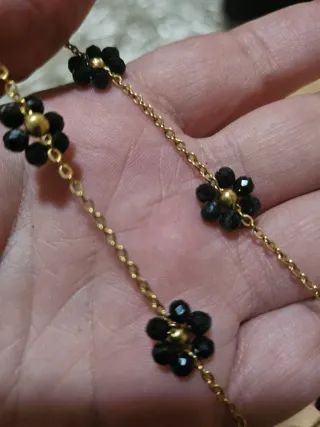 Colar aço dourado com flores pretas