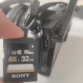 Cámara Sony Alpha 5000 con caja, tarjeta, funda...