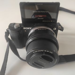 Cámara Sony Alpha 5000 con caja, tarjeta, funda...