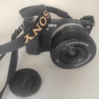 Cámara Sony Alpha 5000 con caja, tarjeta, funda...