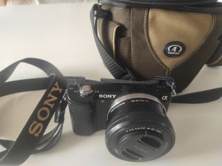 Cámara Sony Alpha 5000 con caja, tarjeta, funda...