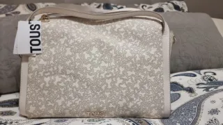 Bolso Tous City Kaos Beige con acabados en dorado