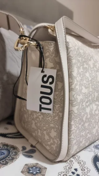 Bolso Tous City Kaos Beige con acabados en dorado