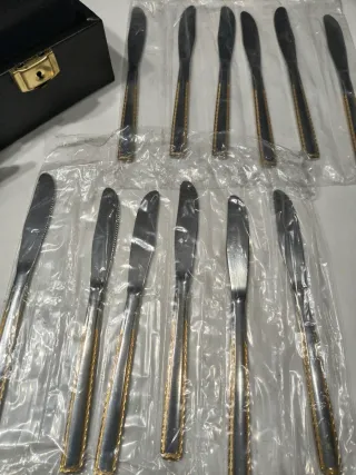 Cubertería Monix 75 piezas oro