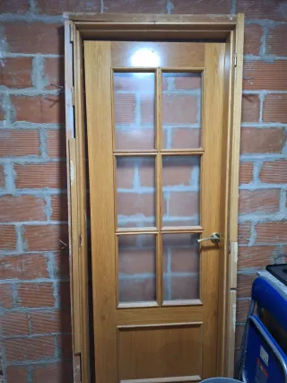 Puerta de madera con marco y cristal