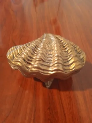 Joyero de bronce con forma de concha