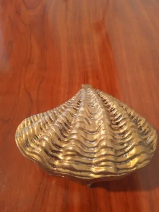 Joyero de bronce con forma de concha