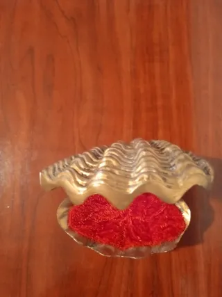 Joyero de bronce con forma de concha