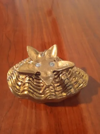 Joyero de bronce con forma de concha